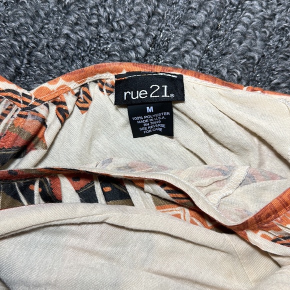 NWOT Rue21 Feather Print T-Shirt Size Medium Tan coloured - Picture 3 of 4